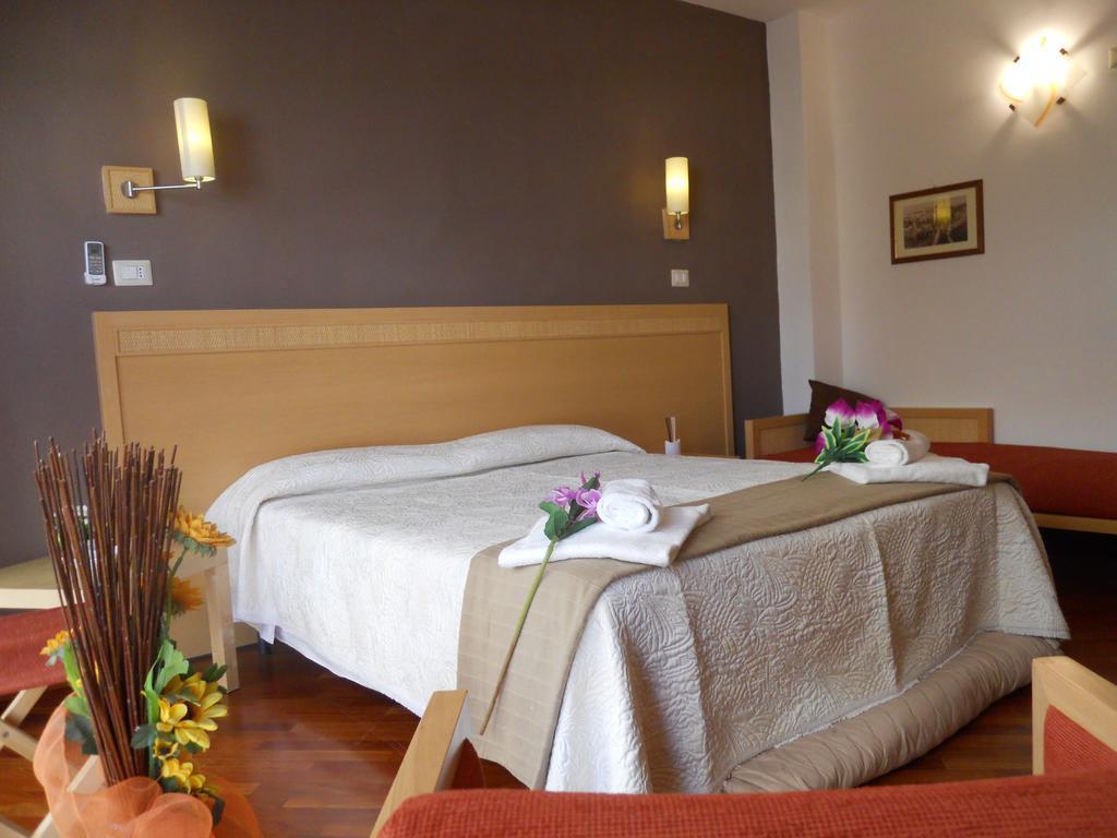 Crossing - & Comforts 2* Catania